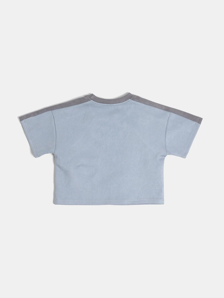 Jungen Crew Neck Crop Top mit Wildlederstruktur Farbblock und Kontrastschulterpaneel mit Metall Logo Detail