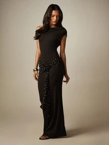 MISSGUIDED Đầm maxi trễ vai ôm sát với lớp lưới chấm bi và chi tiết thắt eo, thích hợp cho tiệc tối. - màu đen - Xem 4