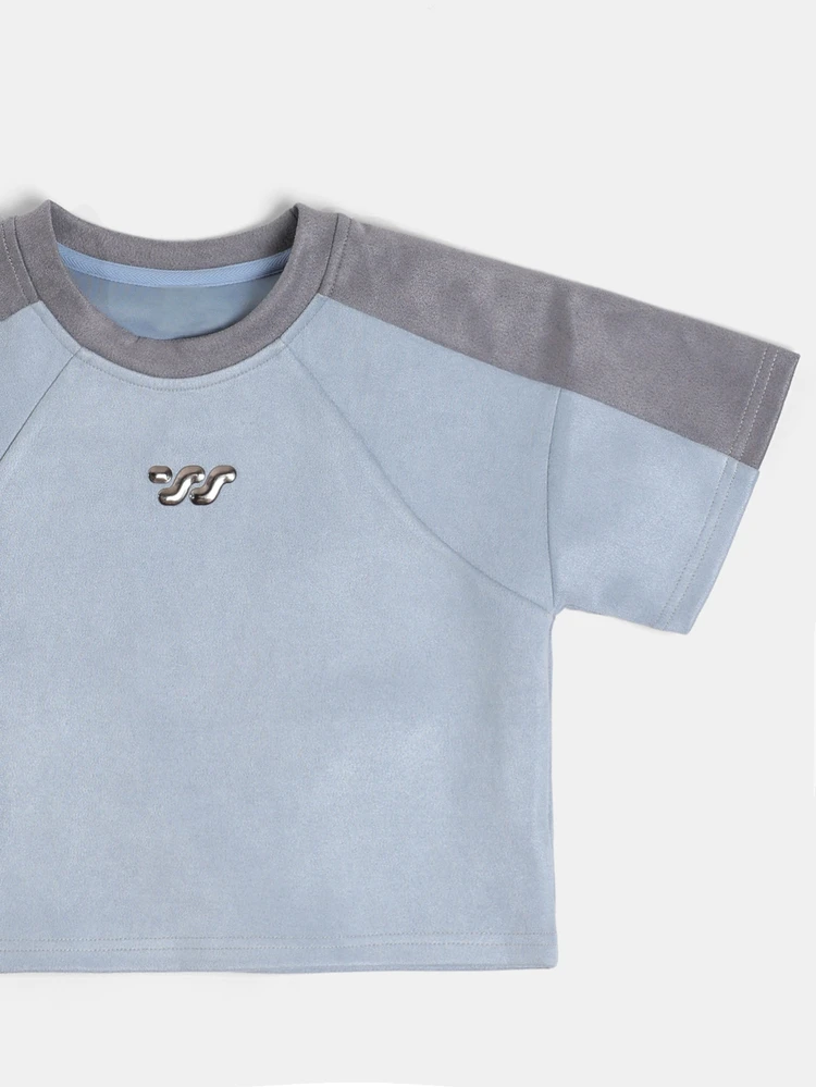 Jungen Crew Neck Crop Top mit Wildlederstruktur Farbblock und Kontrastschulterpaneel mit Metall Logo Detail