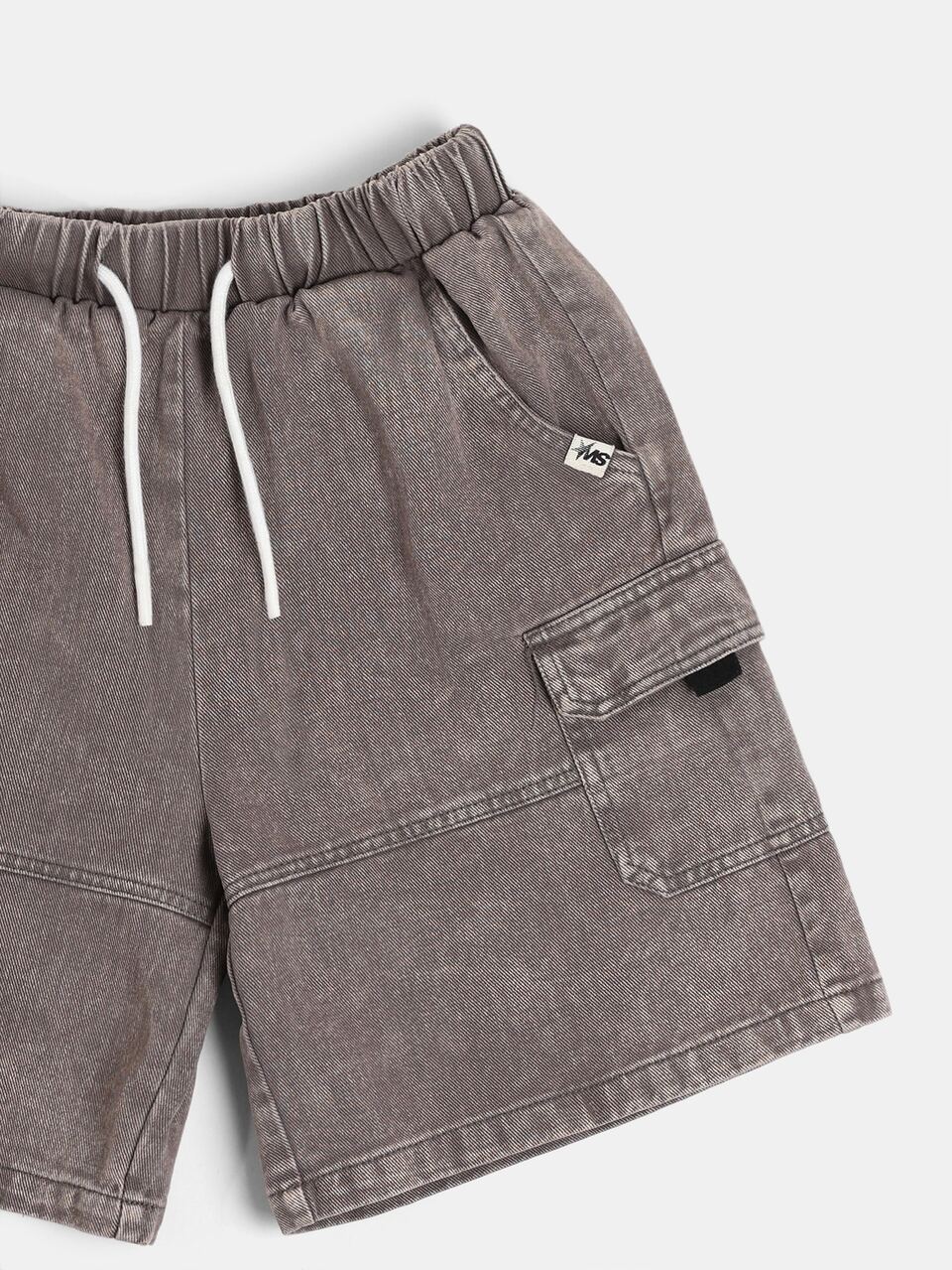 Set coordinato estivo casual da ragazzo pre-adolescente, composto da t-shirt con grafica della città di Brooklyn e pantaloncini cargo lavati