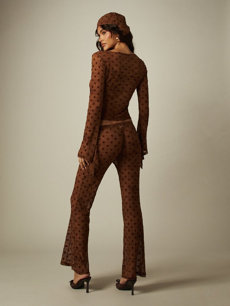 MISSGUIDED مجموعة ملابس شاطئية مكونة من توب قصير بأكمام طويلة شفاف بنقشة نقاط وبنطلون واسع - بني - مشاهدة 3