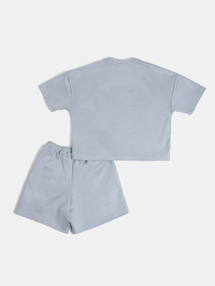 Ensemble coordonné pour préadolescents composé d'un crop top à col ras-du-cou à manches courtes en suédine et d'un short avec détail de couture incurvée et logo métallique
