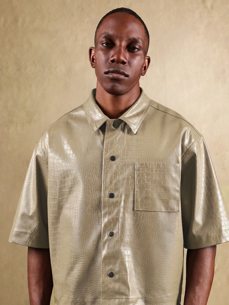 Camisa de manga corta ajustada con textura de cocodrilo, de piel sintética de poliuretano, con botones a presión y bolsillo en el pecho