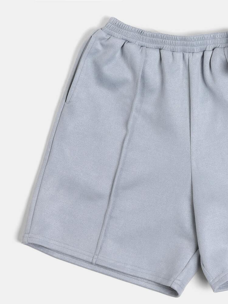 Ensemble coordonné pour préadolescents composé d'un crop top à col ras-du-cou à manches courtes en suédine et d'un short avec détail de couture incurvée et logo métallique