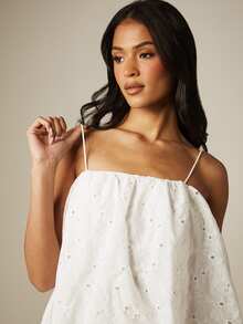 MISSGUIDED Vestido mini con escote cuadrado, tirantes finos y dobladillo abullonado con bordado inglés floral de verano - Blanco - Ver 5
