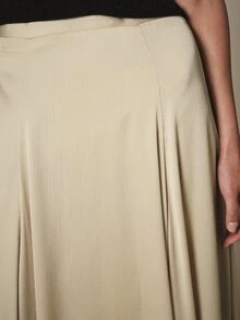 KSTM Chân váy midi xòe với các mảng vải mềm mại và đường viền không đối xứng, thích hợp cho các dịp xuân hè. - Màu be - Xem 6