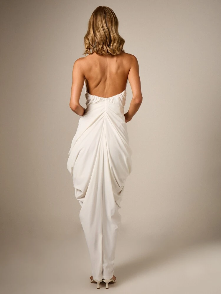 Eng anliegendes, drapiertes, rückenfreies Maxikleid mit Neckholder