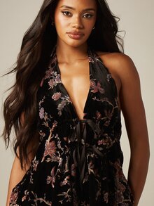 MISSGUIDED Áo kiểu yếm cổ yếm bằng nhung dập nổi họa tiết hoa với chi tiết buộc dây phía trước, cổ khoét sâu, kiểu peplum. - màu đen - Xem 5