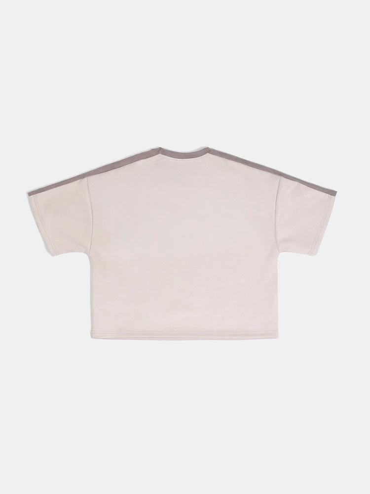 Jungen Tween Kontrast Naht Rundhals Kurzarm Boxy Passform Crop Top T-Shirt mit Wildleder Schulterbesatz und Metall Logo Detail