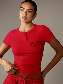 MISSGUIDED 运动标志短款亨利领修身T恤，短袖，纽扣领口 - 紅色 - 查看 3