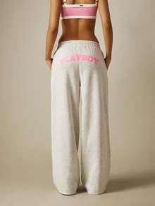 Missguided x Playboy Celana Jogger Potongan Lebar dengan Lipatan Pin dan Cetakan Logo, Pinggang Elastis, Hem Lurus, Celana Olahraga Potongan Longgar - Grey - View 3
