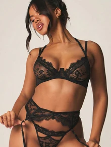 MISSGUIDED 蕾丝内衣三件套，含文胸、吊袜带和丁字裤 - 黑色 - 查看 5
