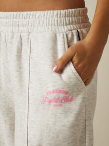Missguided x Playboy Celana Jogger Potongan Lebar dengan Lipatan Pin dan Cetakan Logo, Pinggang Elastis, Hem Lurus, Celana Olahraga Potongan Longgar - Grey - View 4