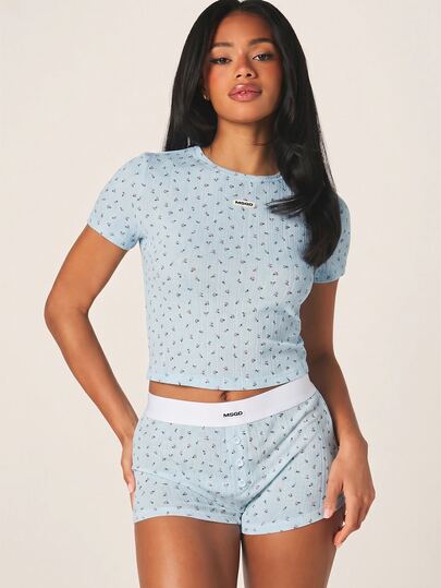 MISSGUIDED Bộ đồ ngủ gồm áo thun crop top và quần short kiểu boyshorts họa tiết hoa chấm bi, có chun co giãn in logo thương hiệu.