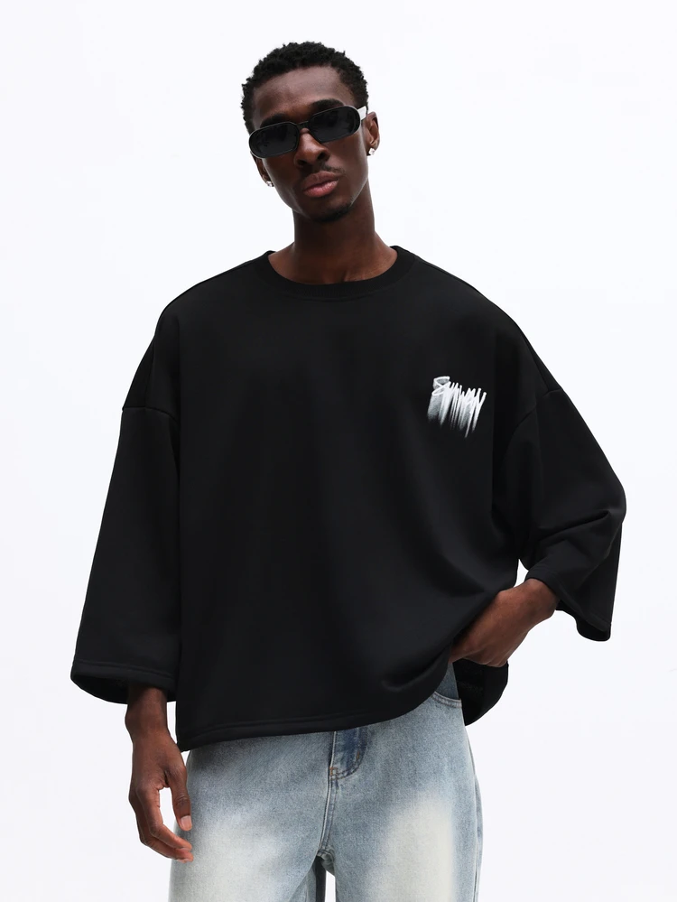 Camiseta de Manga Longa com Gola Redonda Oversized Plus Size com Estampa de Logo Grafite nas Costas e Efeito de Spray, Estilo de Rua