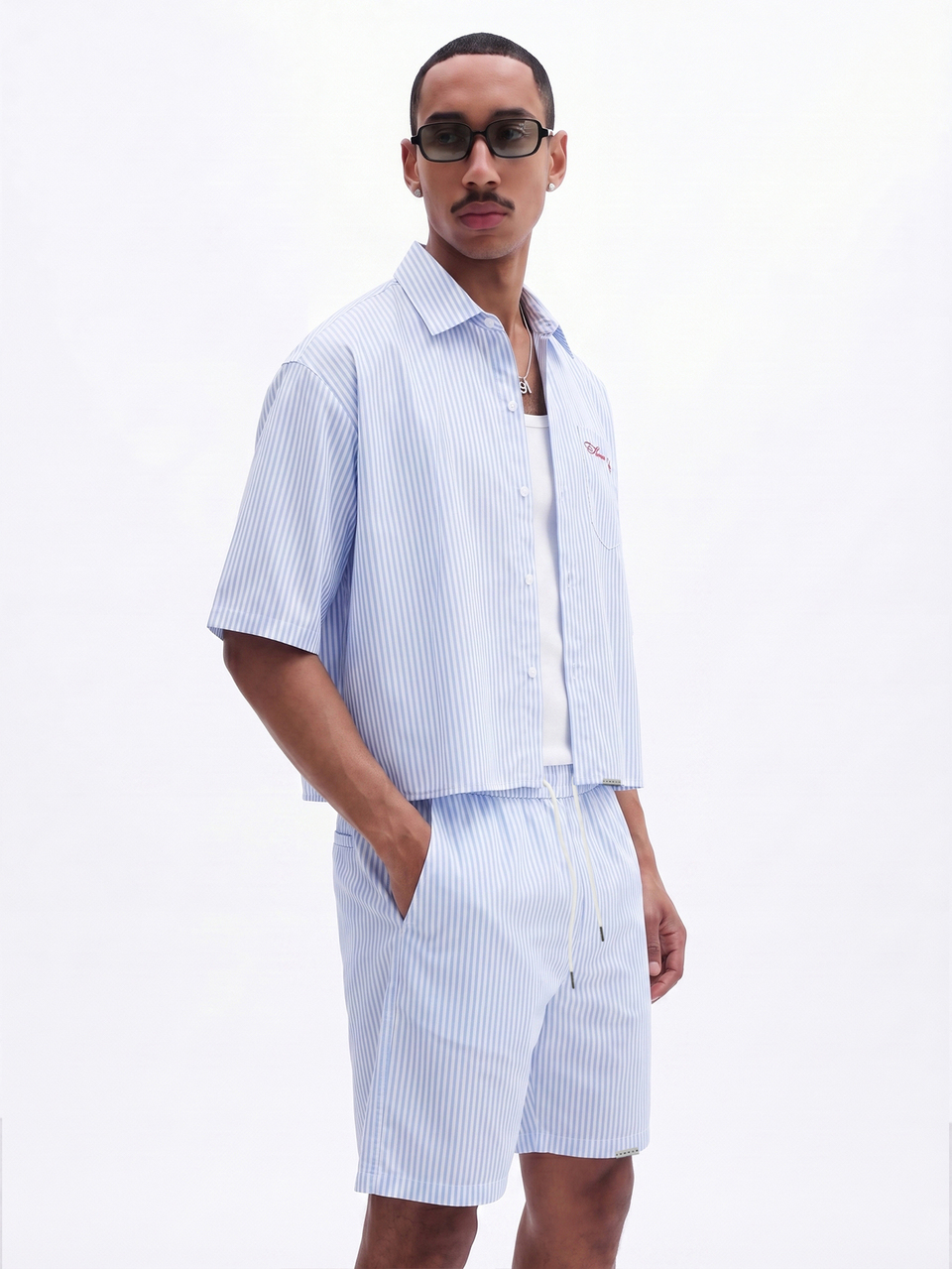 Conjunto de dos piezas de verano con camisa corta de manga corta a rayas y shorts a juego con cordón
