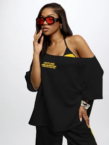 SUMWON WOMEN Áo thun trễ vai oversized in hình đồ họa với in lưng Call My Stylist và chi tiết chữ Hotline mặt trước - màu đen - Xem 4
