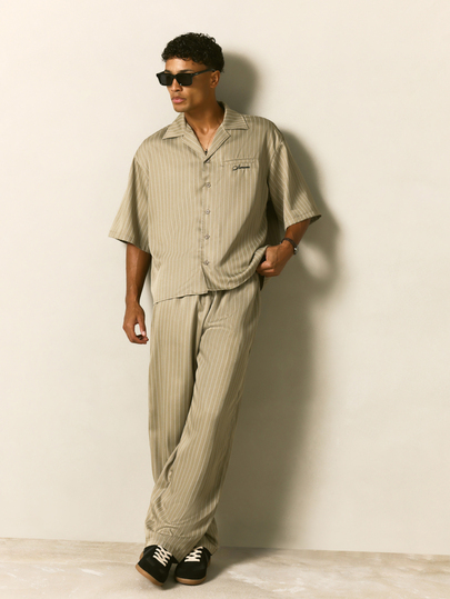 SUMWON Ensemble coordonné avec chemise oversize à col châle et pantalon large à rayures fines. Tenue d'été décontractée en deux pièces