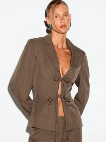 KIZN Áo blazer thắt eo phía trước, cổ chữ V sâu, ve áo cứng cáp, tay dài và chi tiết nơ. - Cà phê nâu - Xem 1