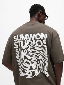 SUMWON تي شيرت بياقة طاقم فضفاض عادي مع طباعة جرافيك جريئة على الظهر وتفاصيل شعار مميز للارتداء اليومي الكاجوال - رمادي غامق - مشاهدة 1