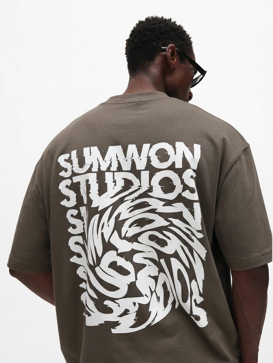 SUMWON تي شيرت بياقة طاقم فضفاض عادي مع طباعة جرافيك جريئة على الظهر وتفاصيل شعار مميز للارتداء اليومي الكاجوال - رمادي غامق - مشاهدة 1