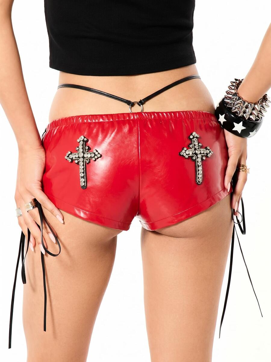 SUMWON WOMEN Quần short giả da kiểu dáng ôm sát, điểm nhấn là họa tiết chữ thập đính đá, dây buộc hai bên và chi tiết vòng tròn ở eo. - Đỏ - Xem 1