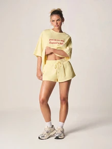 MISSGUIDED “奖杯妻子”标语印花运动短裤，配有松紧腰带和抽绳，休闲居家迷你短裤 - 黃色 - 查看 4
