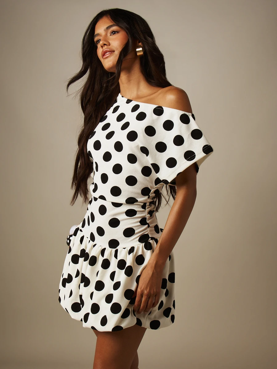 MISSGUIDED Váy mini trễ vai chấm bi gấu phồng, cổ lệch vai, chân váy bèo nhún cho tiệc mùa hè - Đen và trắng - Xem 1