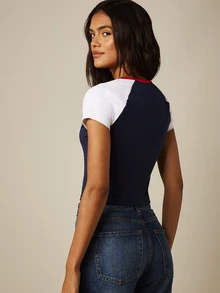 MISSGUIDED 法國對比色插肩袖修身V領拼色短版T恤，附法蘭西國旗貼布與大學風文字印花，世界盃足球街頭風球衣 - 藍色 - 查看 3