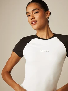MISSGUIDED 運動風插肩短版T恤，對比色拼接袖與圓領Logo細節 - 黑與白 - 查看 5