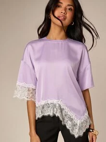 AiiRZ 宽松缎面衬衫，不对称花卉蕾丝下摆，短袖设计，优雅春夏上衣 - 紫丁香色 - 查看 5