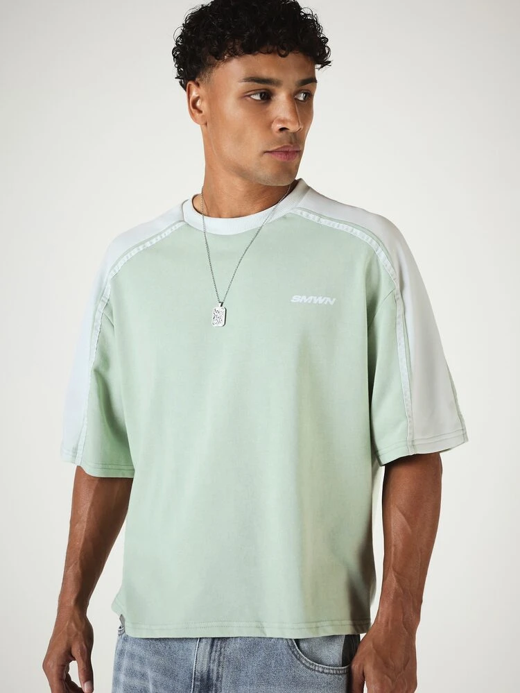 Boxy geschnittenes Crew Neck T-Shirt mit kontrastierendem Ärmeleinsatz und grafischem Rückendruck