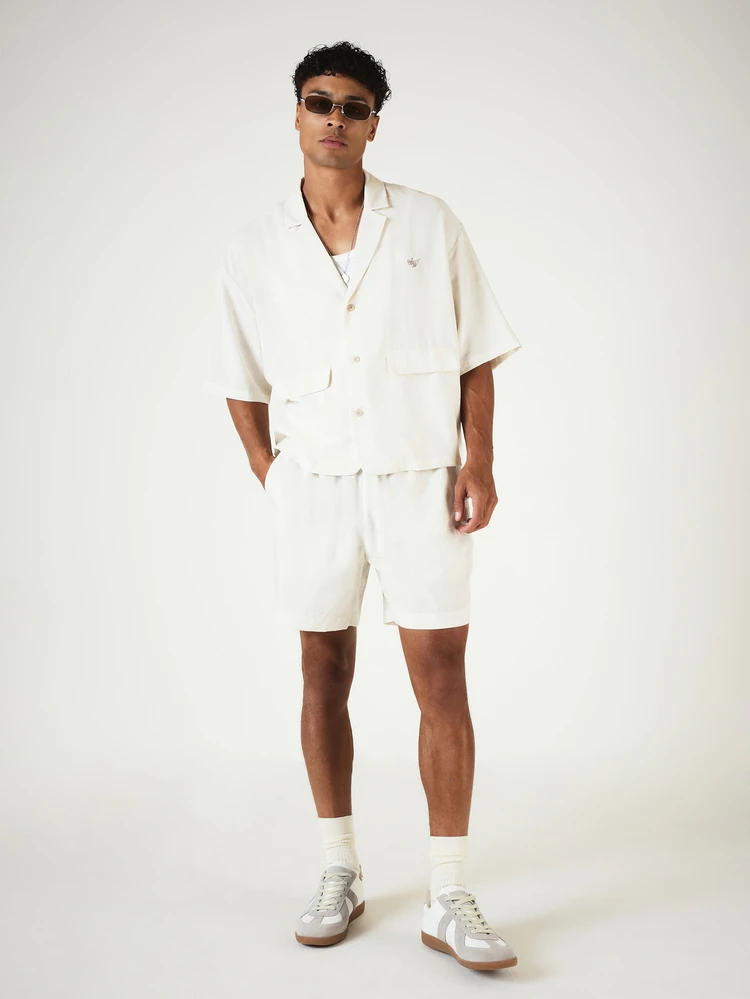 Set coordinato composto da camicia a maniche corte con risvolto e pantaloncini con elastico in vita, effetto lino, adatto per vacanze estive