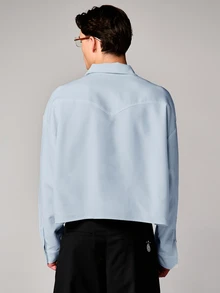 SUMWON Camisa de manga larga con ajuste cuadrado, cierre con botones chinos, bolsillos dobles en el pecho y detalles bordados del logo - Celeste - Ver 2