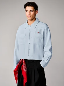 SUMWON Camisa de manga larga con ajuste cuadrado, cierre con botones chinos, bolsillos dobles en el pecho y detalles bordados del logo - Celeste - Ver 6