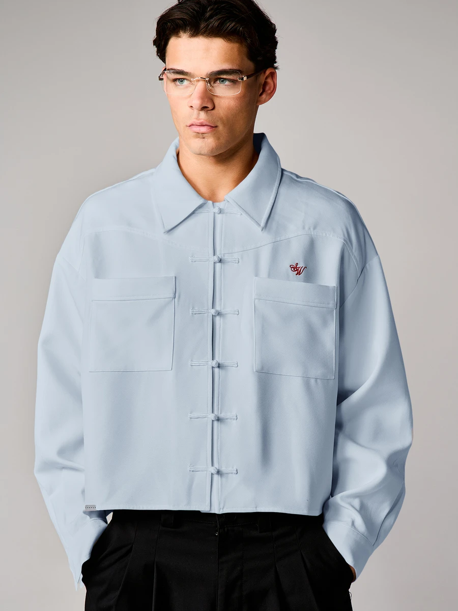 SUMWON Camisa de manga larga con ajuste cuadrado, cierre con botones chinos, bolsillos dobles en el pecho y detalles bordados del logo - Celeste - Ver 1