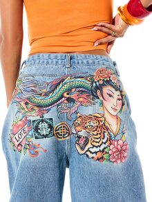 SUMWON WOMEN 宽松阔腿牛仔裤，饰有金色刺绣文字和龙纹身图案（后背印花）。 - 中等水洗藍 - 查看 4
