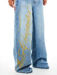 SUMWON WOMEN 宽松阔腿牛仔裤，饰有金色刺绣文字和龙纹身图案（后背印花）。 - 中等水洗藍 - 查看 5