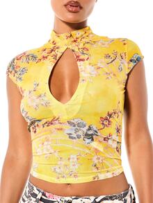 SUMWON WOMEN Top court à col montant avec imprimé floral, trou de serrure, manches courtes et détail de découpe avant - Jaune citron - Voir 4