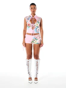 SUMWON WOMEN Áo crop top sát nách cổ cao buộc trước, cắt khoét, chi tiết lỗ khóa, họa tiết rồng và hoa - Hồng - Xem 3