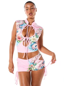 SUMWON WOMEN Áo crop top sát nách cổ cao buộc trước, cắt khoét, chi tiết lỗ khóa, họa tiết rồng và hoa - Hồng - Xem 1