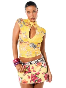 SUMWON WOMEN Top court à col montant avec imprimé floral, trou de serrure, manches courtes et détail de découpe avant - Jaune citron - Voir 1