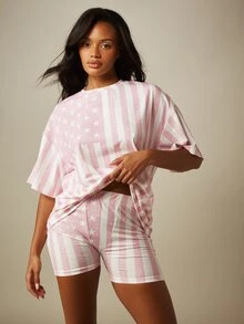 Missguided x Playboy 兔子 AOP 國旗印花大尺寸 T 恤與單車短褲睡衣套裝 夏季居家休閒套裝，美國日 - 彩色 - 查看 4