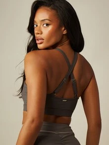 Missguided x Playboy حمالة صدر رياضية بياقة دائرية وظهر سباق مع أحزمة متقاطعة وتفاصيل الشعار - رمادي - مشاهدة 2