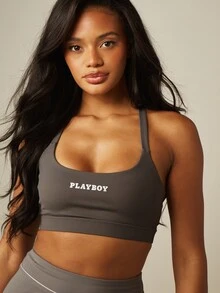 Missguided x Playboy حمالة صدر رياضية بياقة دائرية وظهر سباق مع أحزمة متقاطعة وتفاصيل الشعار - رمادي - مشاهدة 4