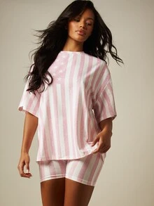 Missguided x Playboy 兔子 AOP 國旗印花大尺寸 T 恤與單車短褲睡衣套裝 夏季居家休閒套裝，美國日 - 彩色 - 查看 1