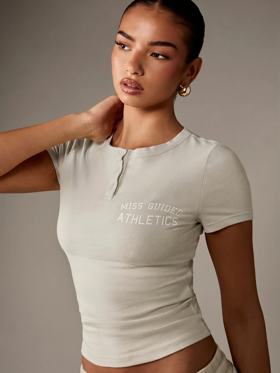 MISSGUIDED 運動品牌 Logo 亨利領短版 T-Shirt,鈕扣領口短袖修身貼身上衣,春夏款 - 灰色 - 查看 1