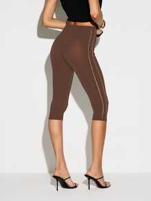KIZN Leggings Capri con Raya Lateral Tachonada, Cintura Alta, Pantalones Cortos Transparentes con Detalle de Remaches Dorados - Marrón - Ver 3