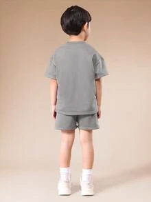 SUMWON 男童 Logo 印花圓領短袖 T 恤與短褲套裝 夏季休閒套裝 - 灰色 - 查看 2