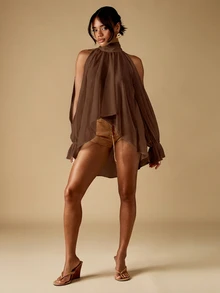 MISSGUIDED Blusa de cuello halter de gasa transparente y fluida con espalda abierta, cierre de lazo, dobladillo con volantes y sin mangas - Marrón - Ver 3